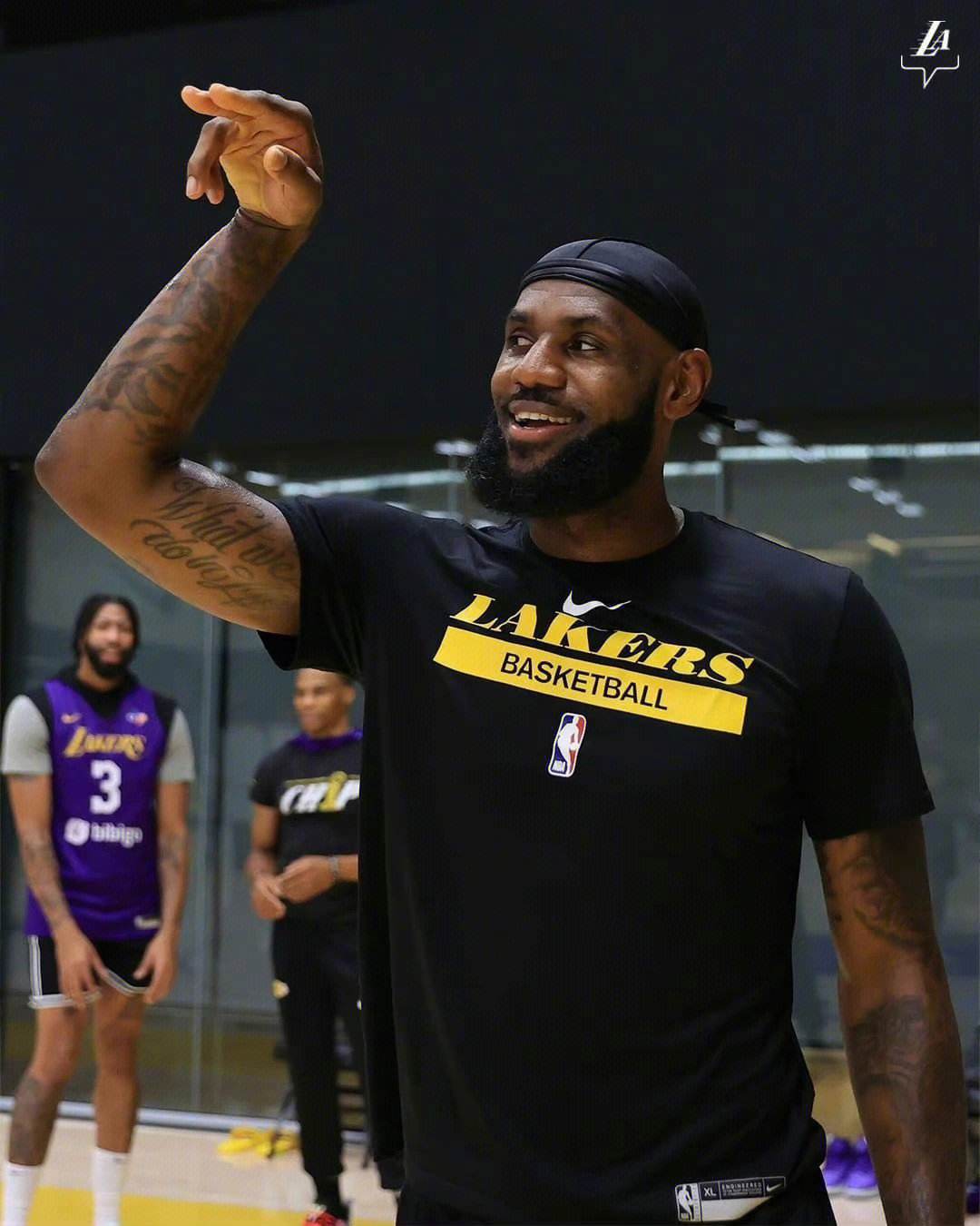 关于阿扎伦卡回归赛场,连败首场状态亮眼,湖人观众沸腾!的信息-乐动官方网站